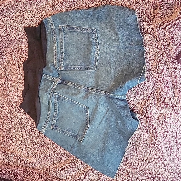 Old navy maternity shorts - Picture 4 of 4